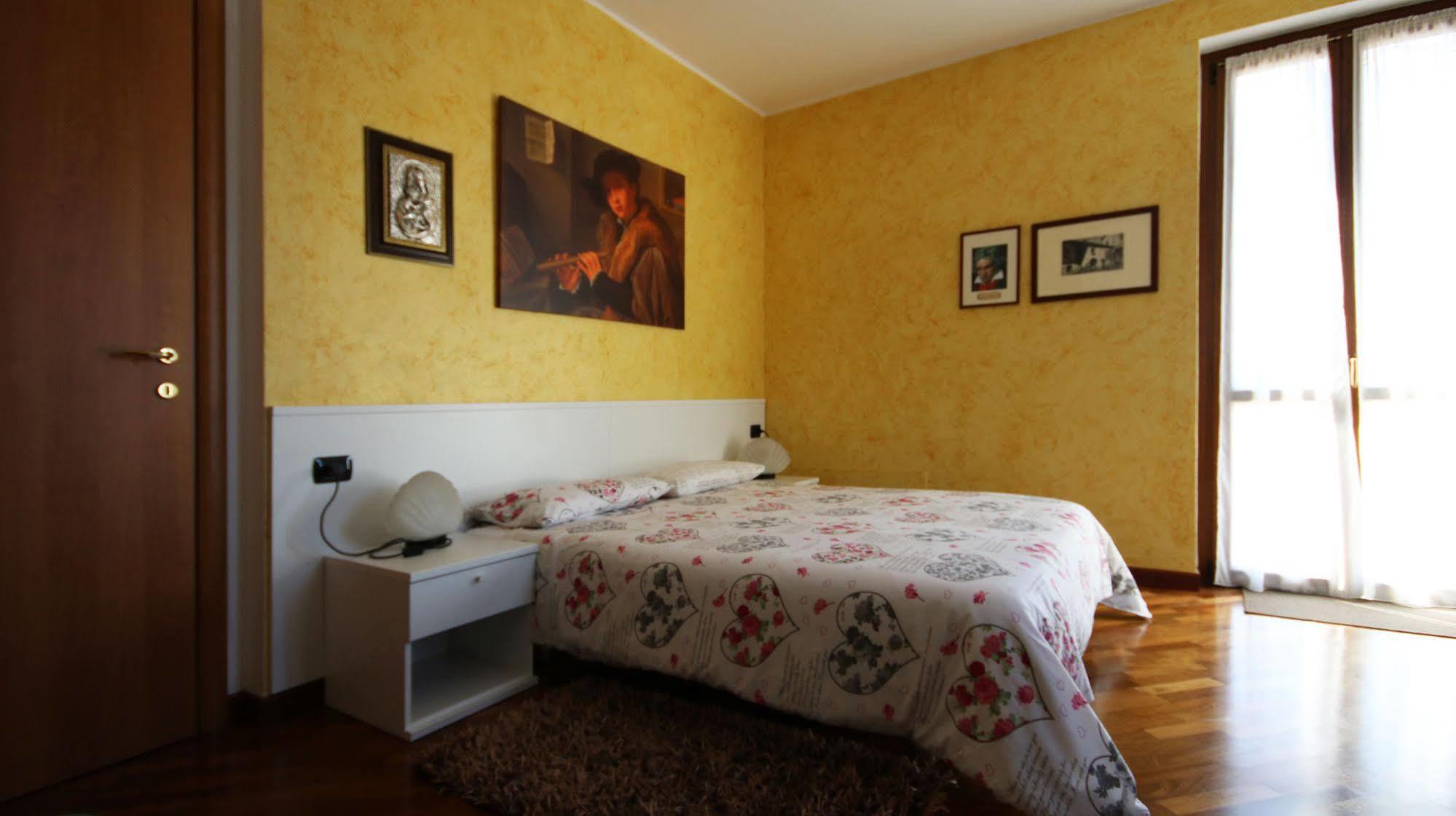 B&B-Foresteria Casa Della Musica Lake Como マンデッロ・デル・ラーリオ エクステリア 写真