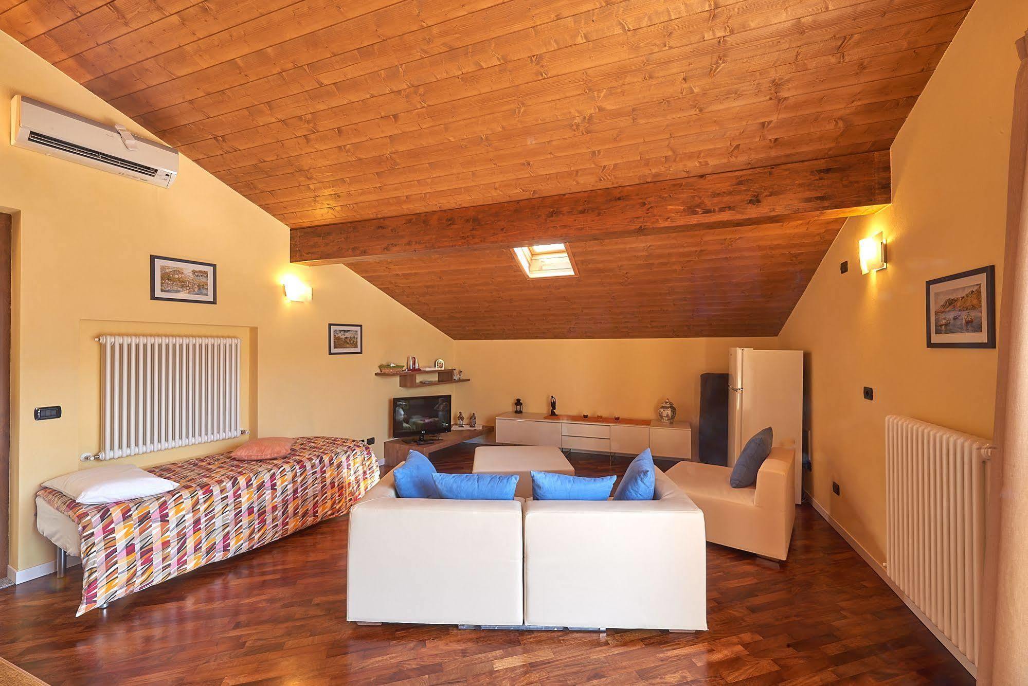 B&B-Foresteria Casa Della Musica Lake Como マンデッロ・デル・ラーリオ エクステリア 写真